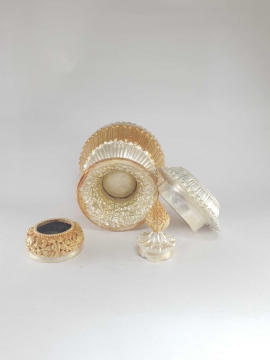 Objet tibétain avec une sculpture profonde