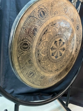 Gong tibétain avec support et gravure de mandala
