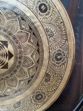 Gong tibétain avec support et gravure de mandala