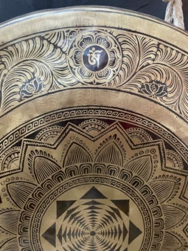 Gong tibétain avec support et gravure de mandala