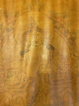 Thangka tibétain jaune de Jambhala encadré en soie