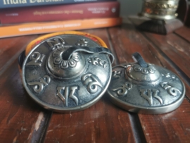 Mantra tibétain gravé sur des tingsha