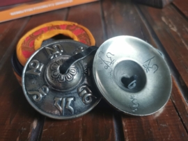 Mantra tibétain gravé sur des tingsha