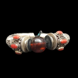 Pulsera de metal plateado con incrustaciones de piedra