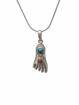 Colgante de Plata con Diseño de los Pies del Buda