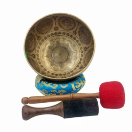 Cuenco cantador batido a mano con diseño de mandala