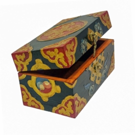 Caja de madera ritual tibetana con pintura tradicional