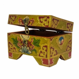 Boîte rituelle tibétaine en bois avec peinture colorée