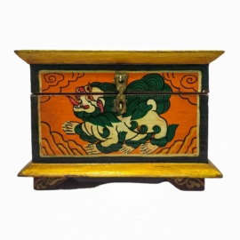 Boîte rituelle en bois tibétain avec un design coloré