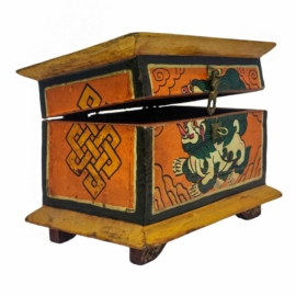 Boîte rituelle en bois tibétain avec un design coloré