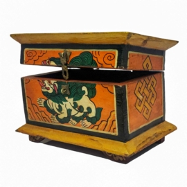 Boîte rituelle en bois tibétain avec un design coloré