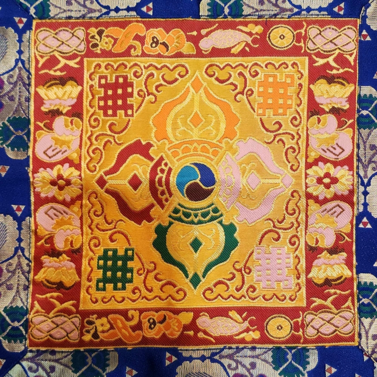 Napperon en brocart de Cochin avec double dorje