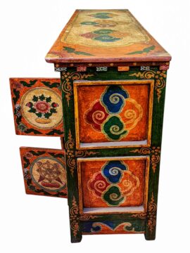 Cabinet en bois tibétain avec des symboles Ashtamangala