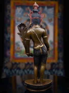 Statue en cuivre de Padmapani Lokeshvara avec moitié plaqué or et finition oxydée chocolat