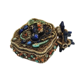 Boîte en argent tibétaine Ghau avec décor de Guru