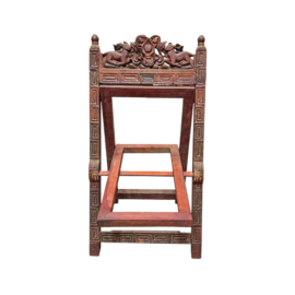Étagère en bois tibétain avec de profondes sculptures