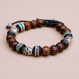 Handcrafted in Nepal, this Skull Palm Wood Wrist Mala aids in recovery and stress relief, promoting inner vitality and mindfulness with its sacred materials and calming properties.
